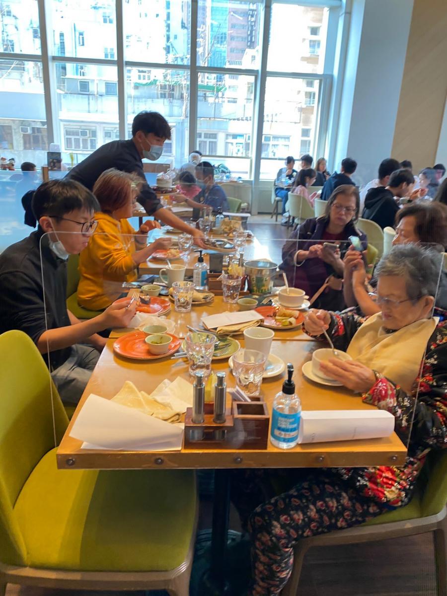 參加者在酒店享用自助餐時都吃得津津有味呢!